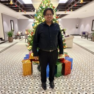 Picture of Steve Bayer in front of a Christmas Tree at Taj Vivanta in Ernakulam Town, Kochi, Kerala, India